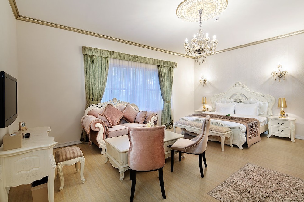 Elegance East Hotel Boutique Class 45/70