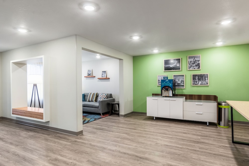 Lobby at WoodSpring Suites Colton, COLTON - CA