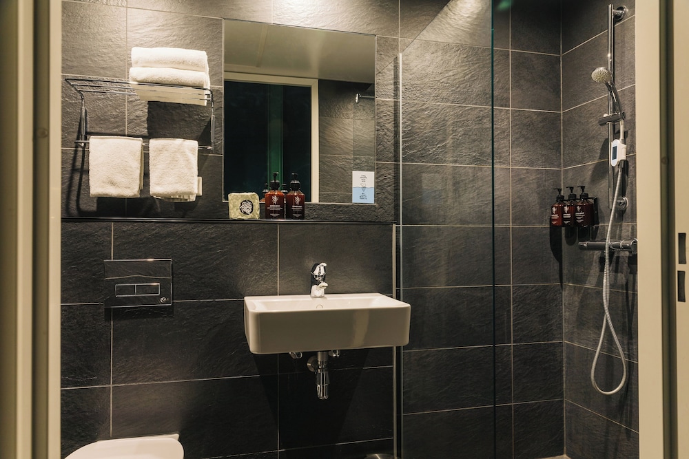 Deluxe, Triple, 1 King and 1 Single Beds, The Social Hub Maastricht 3/3