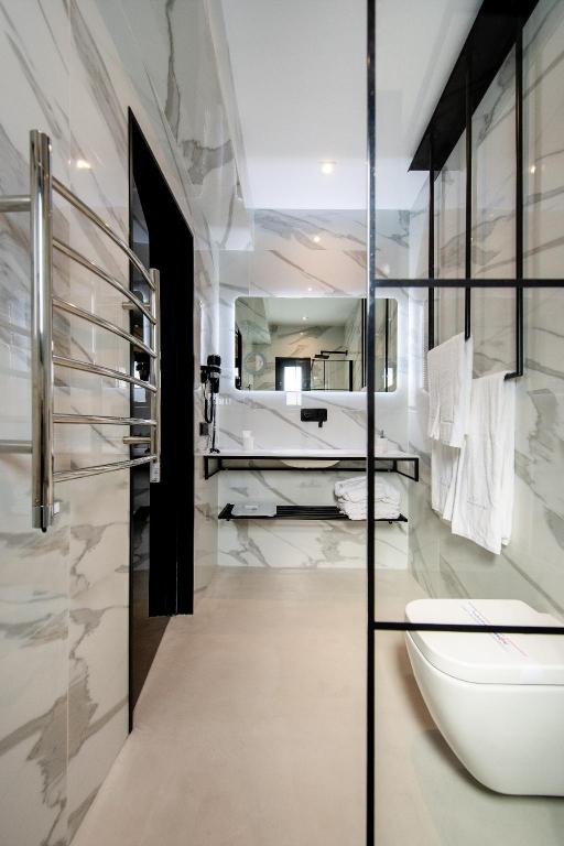 غرفة اقتصادية داخلية بسرير مزدوج بإطلالة، Central Boutique Hotel by Naoussa Hills - Adults Only 2/2