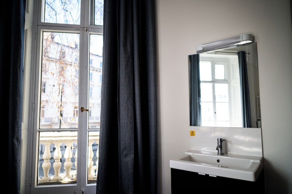 Female Dorm, Female Only, Shared, Twin Beds، Holland House 4/4