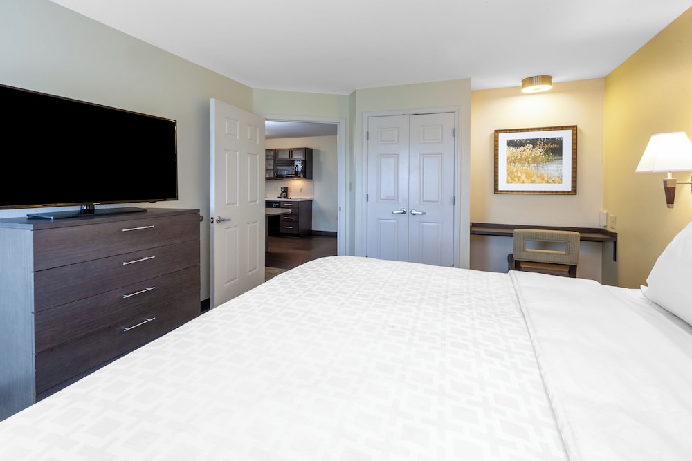 Candlewood Suites Kalamazoo 8/50