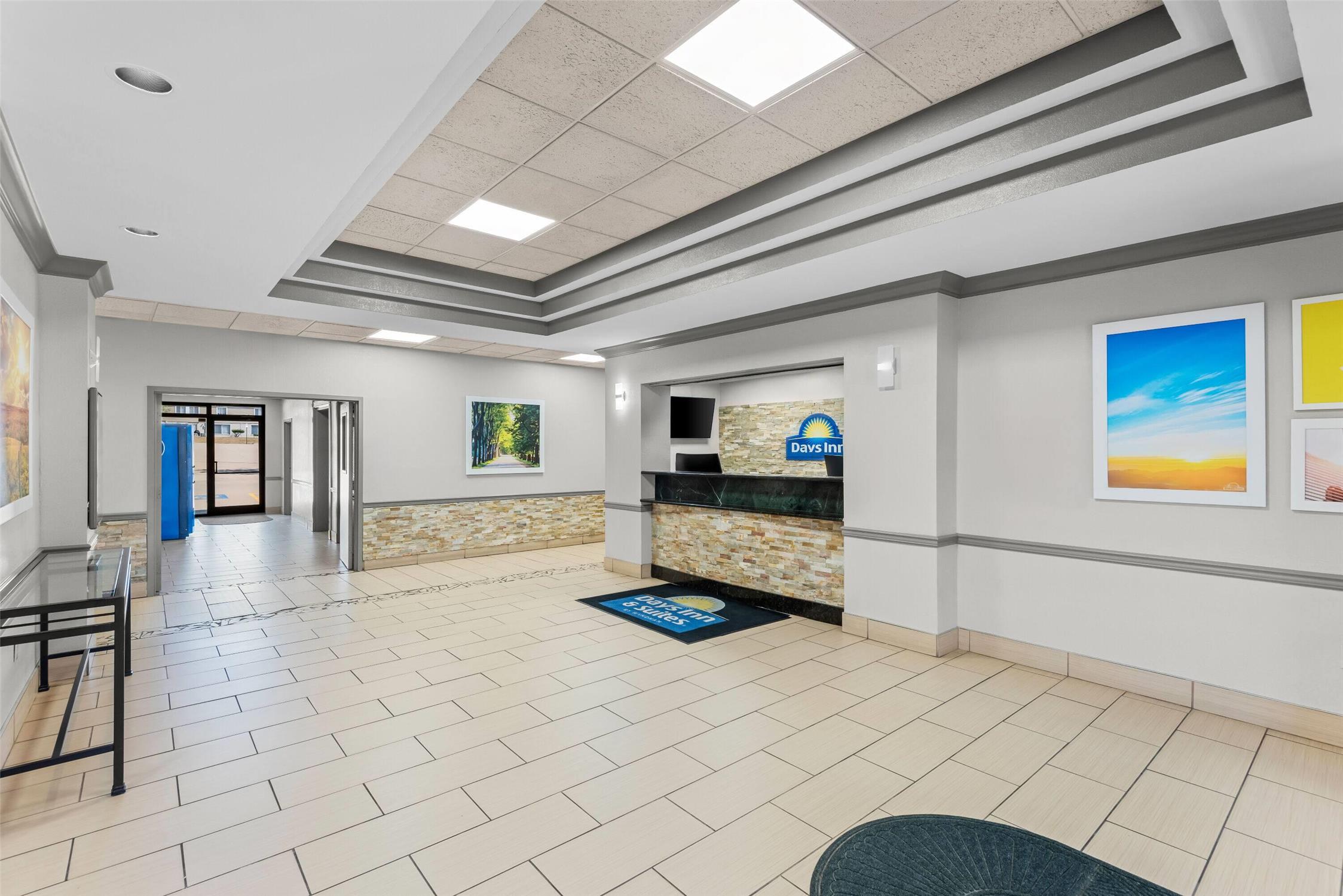 Days Inn & Suites By Wyndham Cedar Rapids 7/27