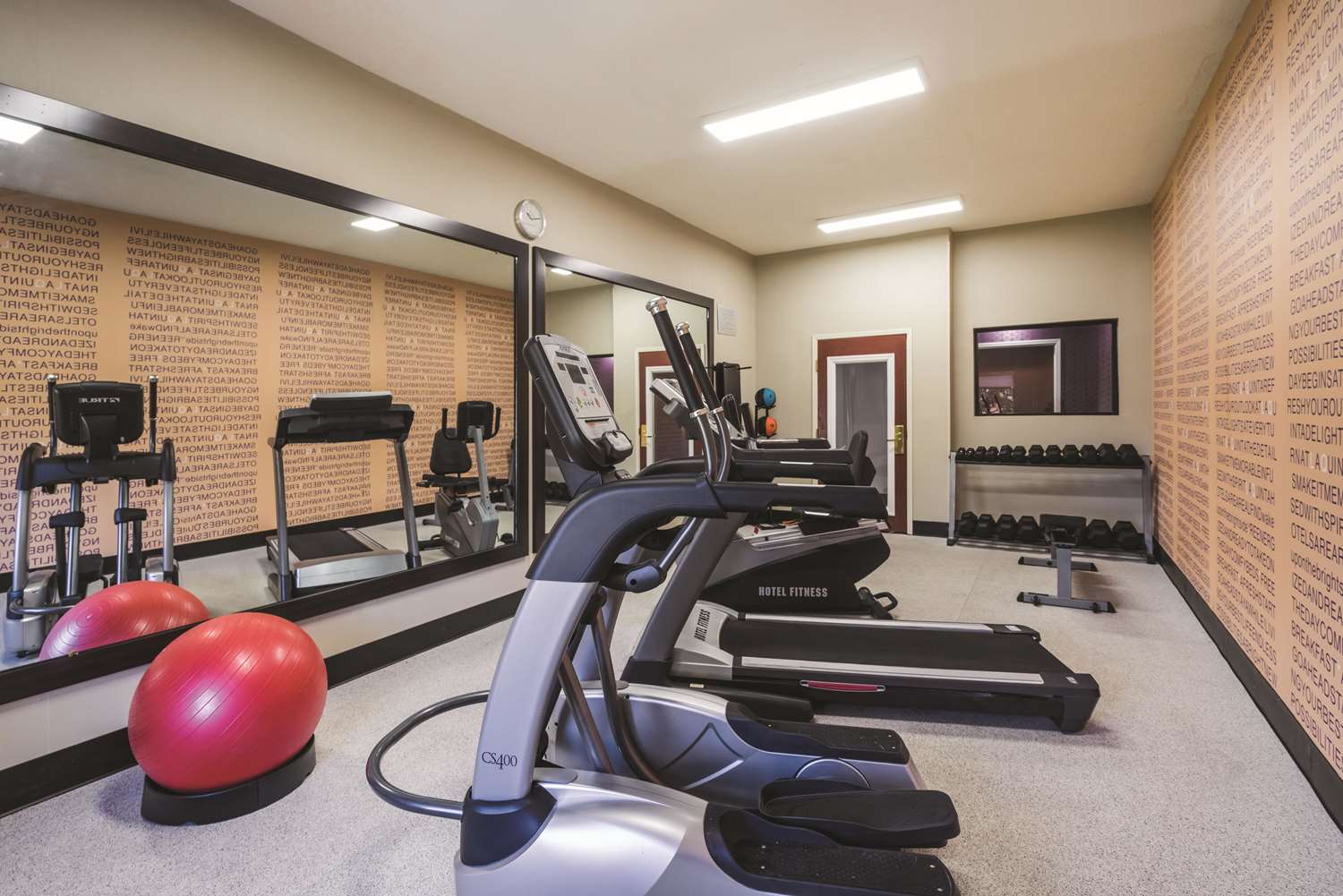 La Quinta Inn & Suites by Wyndham Louisville East 10/16