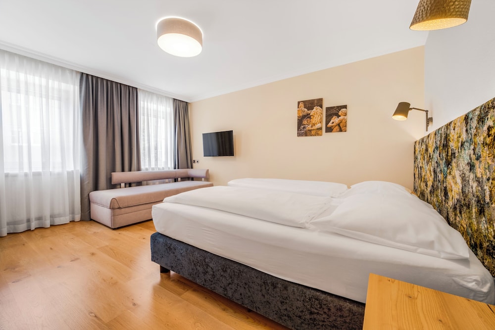 Economy, Double Bed, Street Side View، Das Grune Hotel Zur Post - 100 Bio 2/10