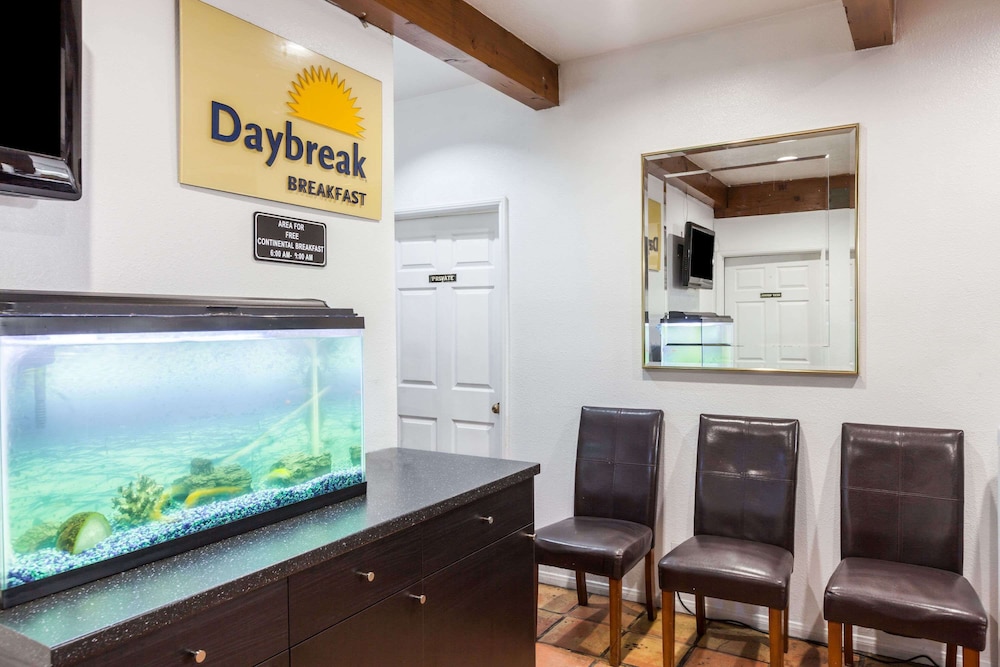 Days Inn by Wyndham Castaic Six Flags Magic Mountain 12/15