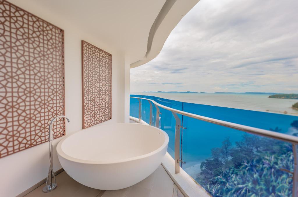 Howard Johnson Plaza by Wyndham Blue Bay Sihanoukville 46/48