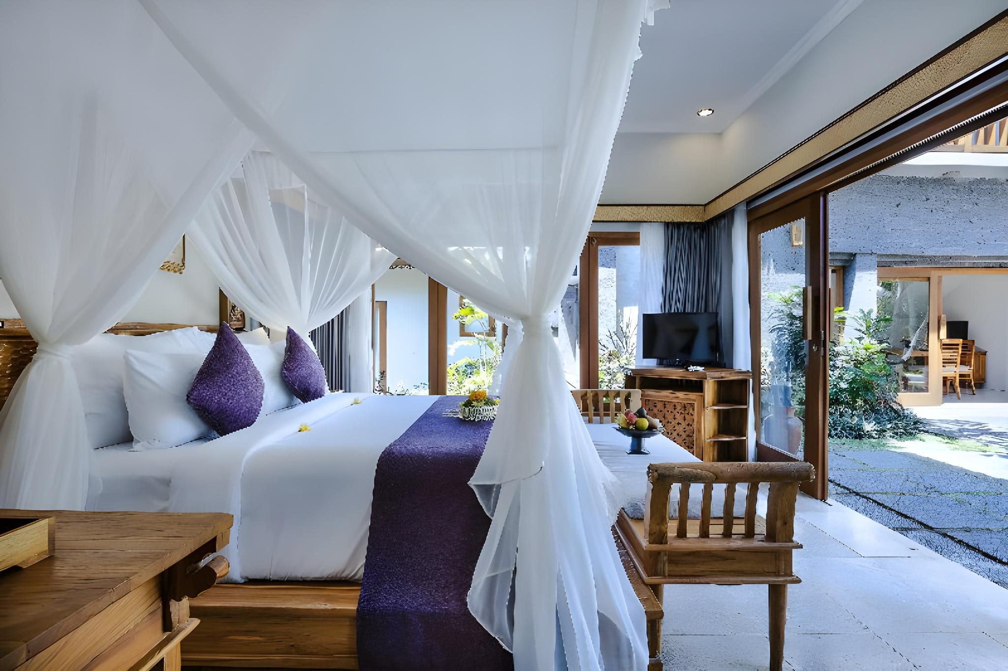 Deluxe, King Bed, Pool Access