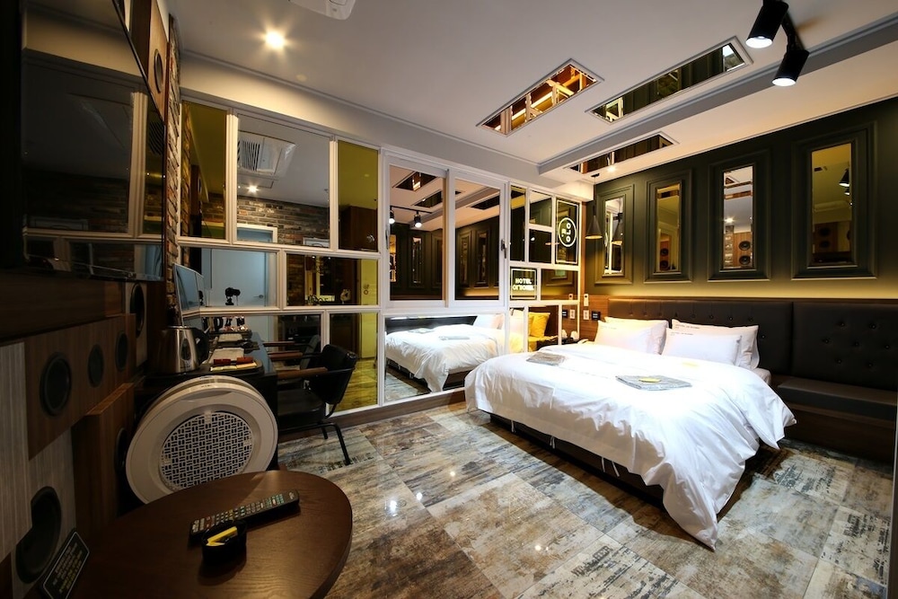 Superior, Queen Bed