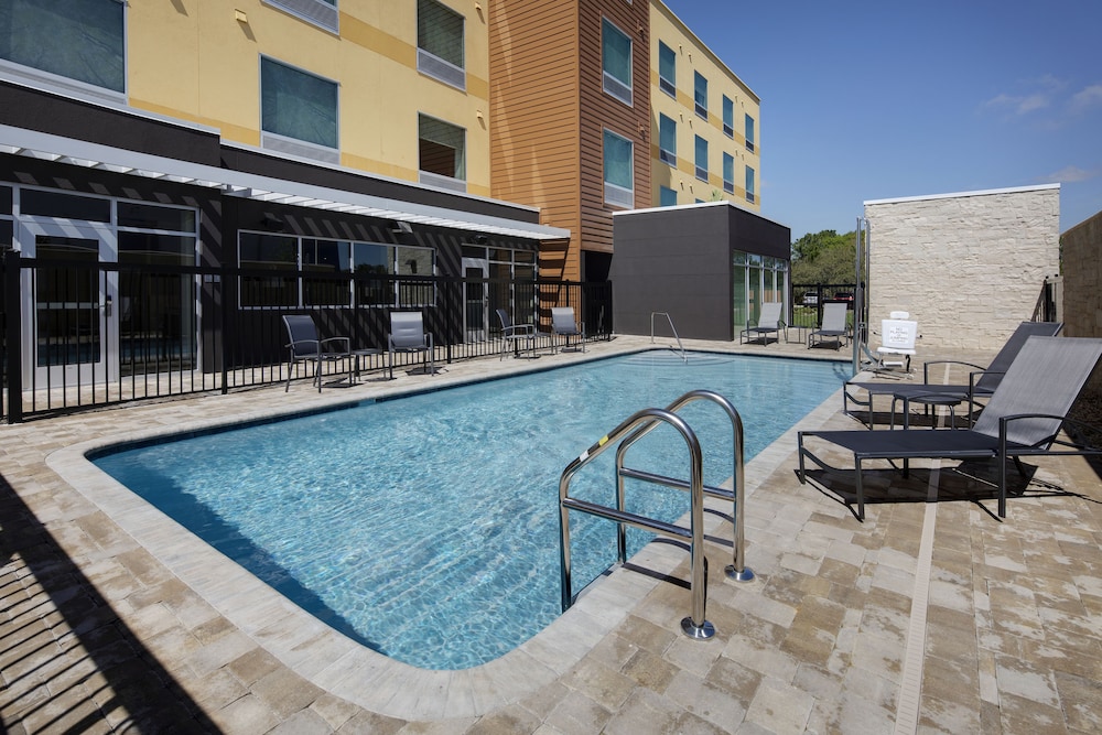 Fairfield Inn And Suites By Marriott Tampa Wesley Chapel 5/40
