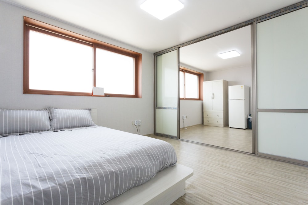 2 BEDROOMS, WHITE, FAMILY