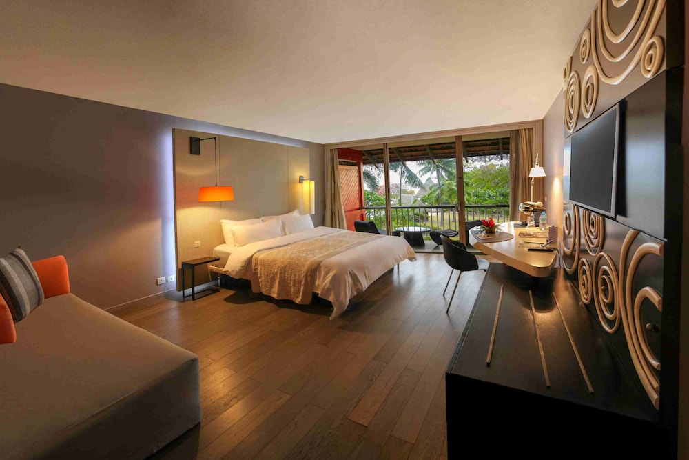 Superior, King Bed, Lagoon and Pool View, Sofa