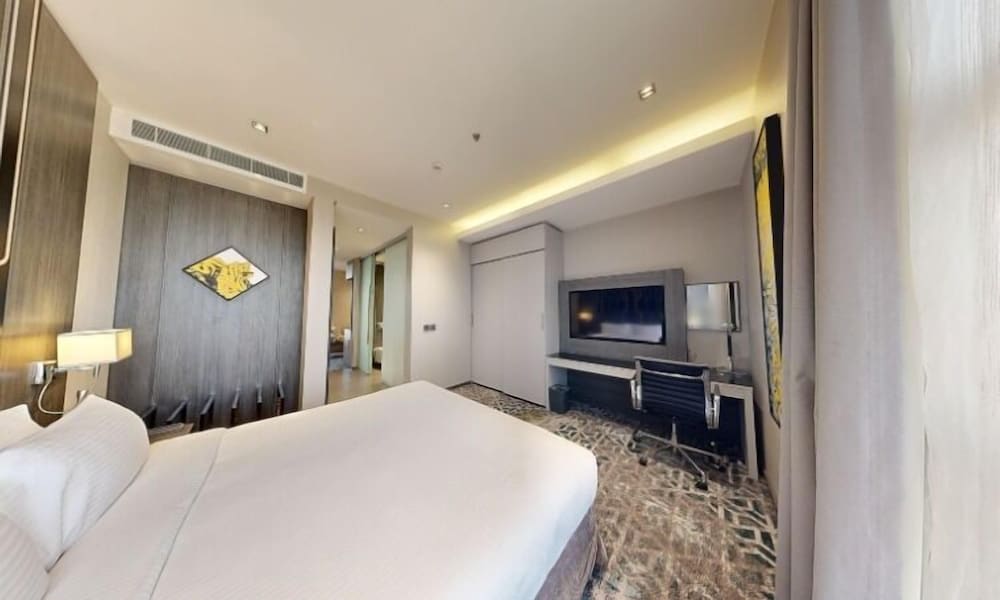 SUITE, KING BED