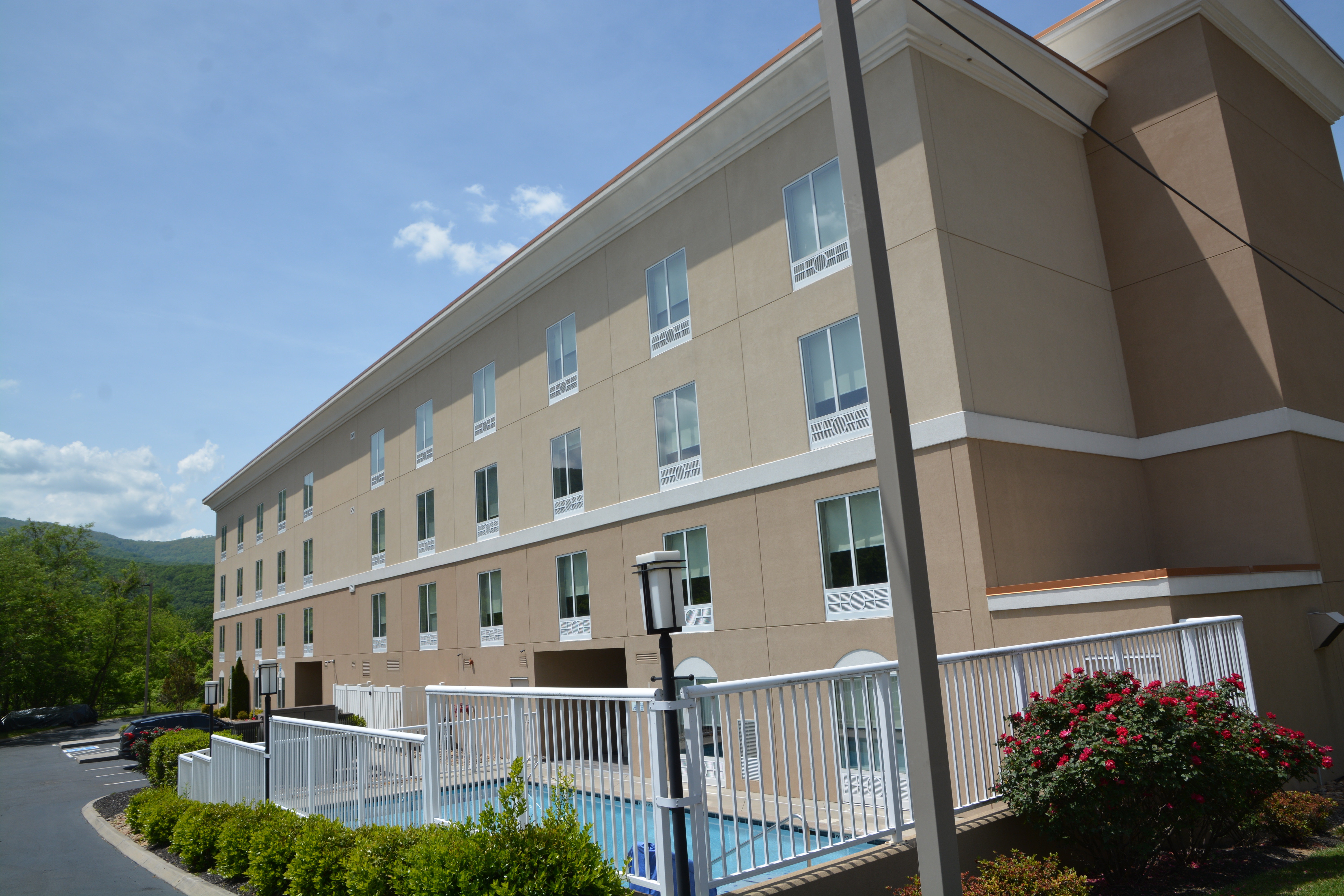 HOLIDAY INN EXPRESS SUITES CARYVILLE — 2