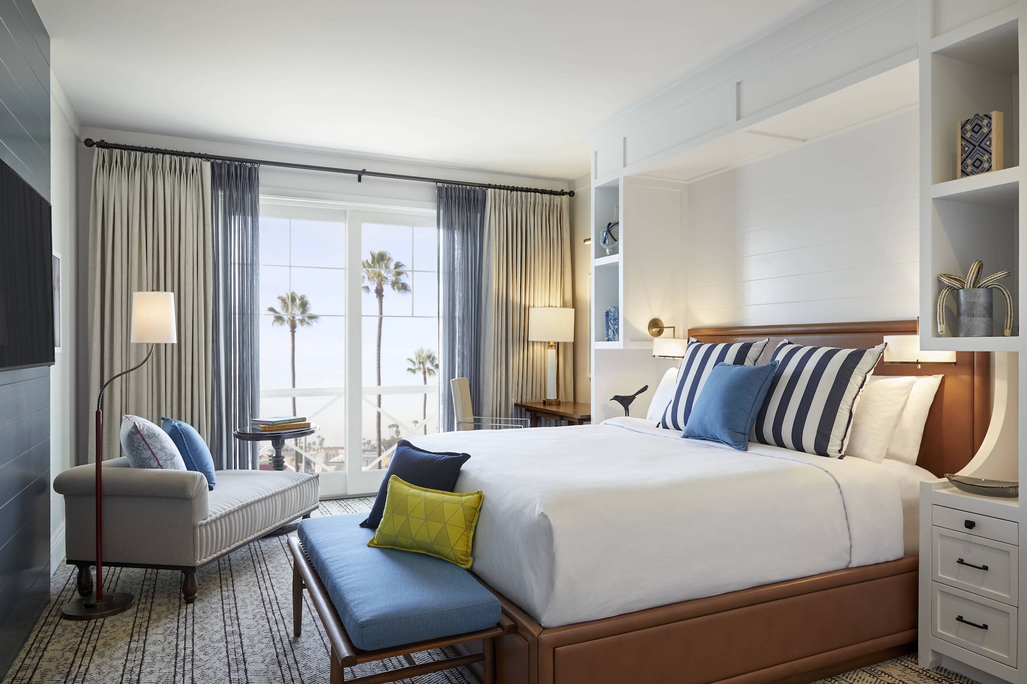 Suite, King Bed, Pool View, Kitchen