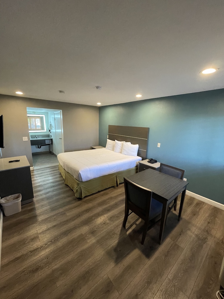 Hotel Milagro (ex Highway Inn Chula Vista) 19/25