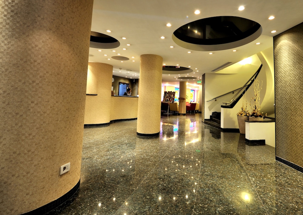 Minerva Hotel 2/44