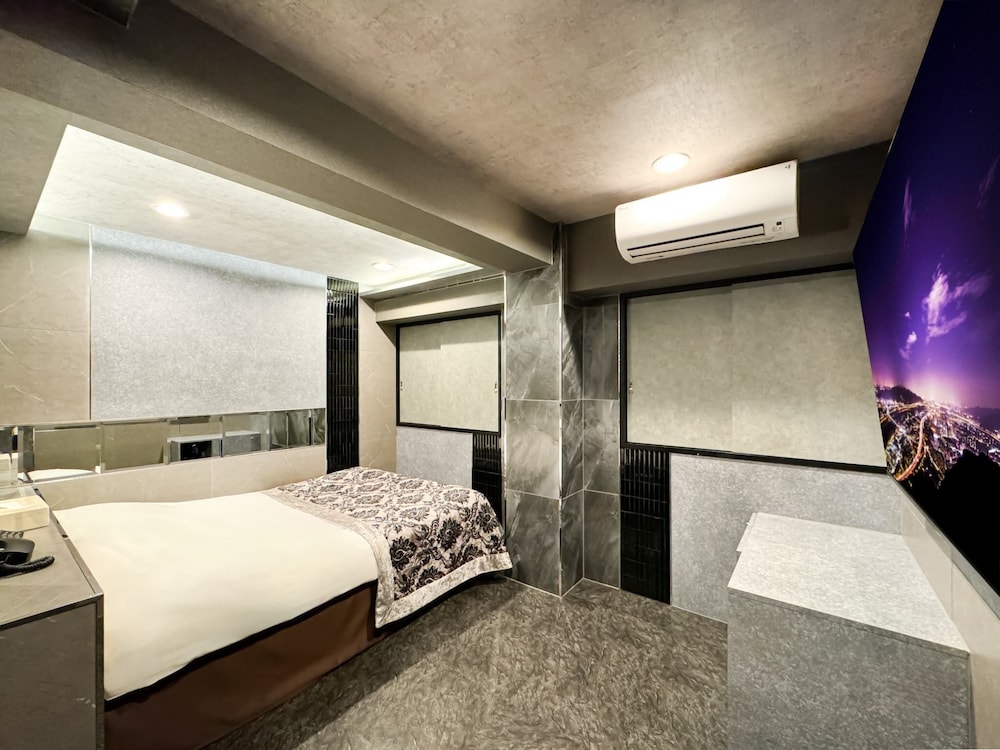 Hotel Rocks 11/50