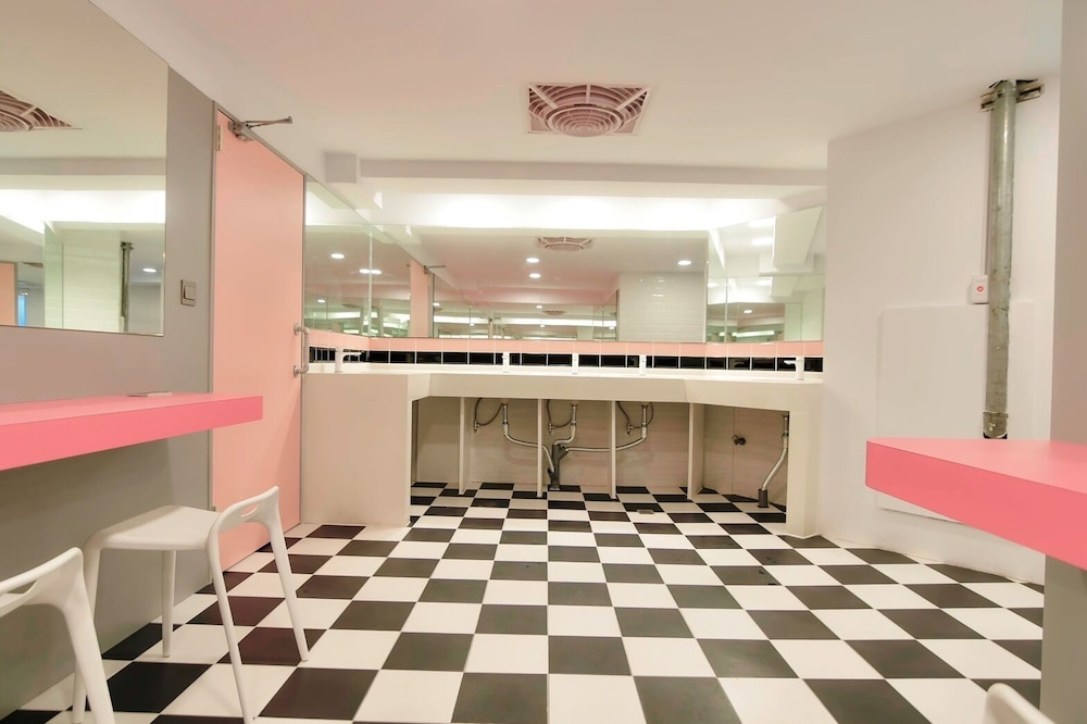 Flyinn Hostel 3/50