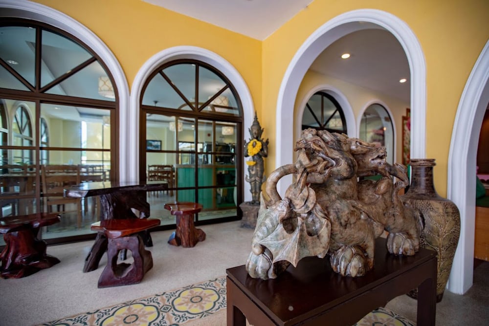 ROYAL PINEAPPLE HOTEL a welcome to wealth and good fortune 44/61