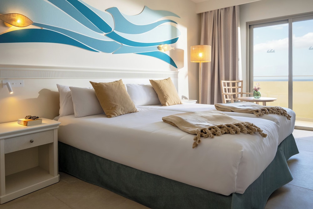 Family Suite, Single, Twin Beds, Sea View, Sofa, Priority Location