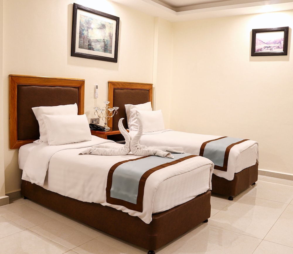 ROOM, TWIN BEDS