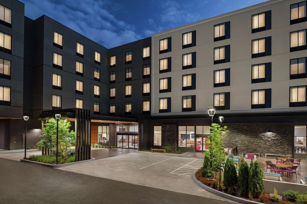 Hilton Garden Inn Seattle Airport 1/43