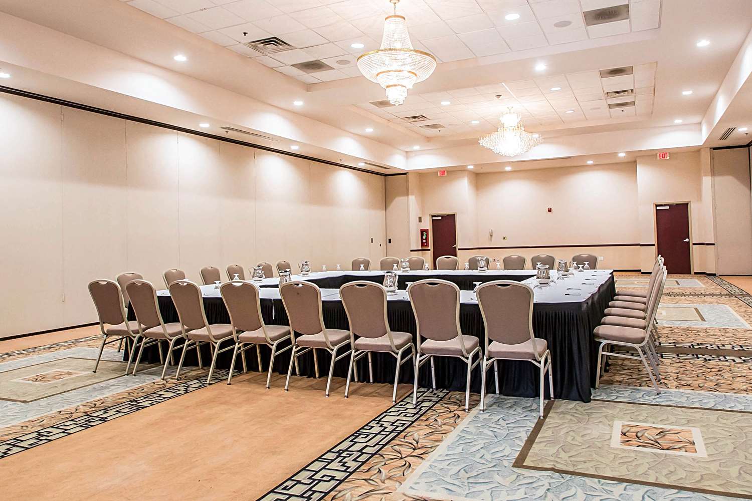 Clarion Inn Elmhurst - Oak Brook near I-88, I-290, I-294 36/43