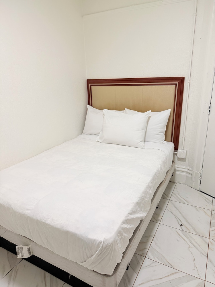 Adrian Hotel 43/66