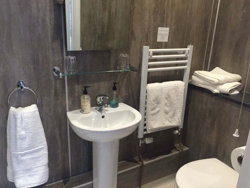 Edgcumbe Guest House 30/32