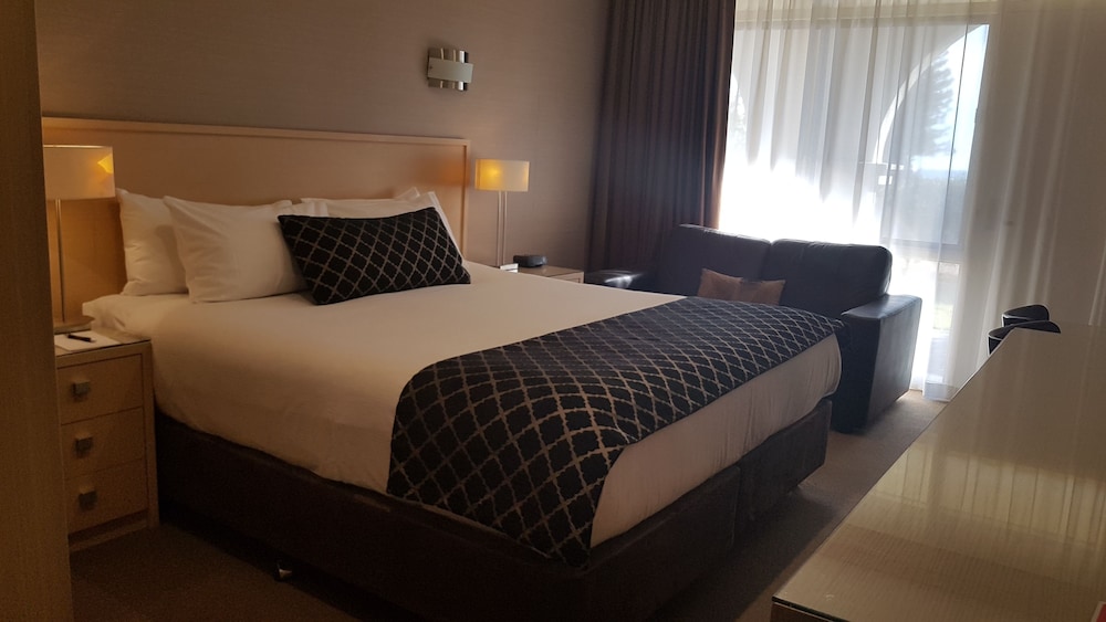 Motel, Queen Bed