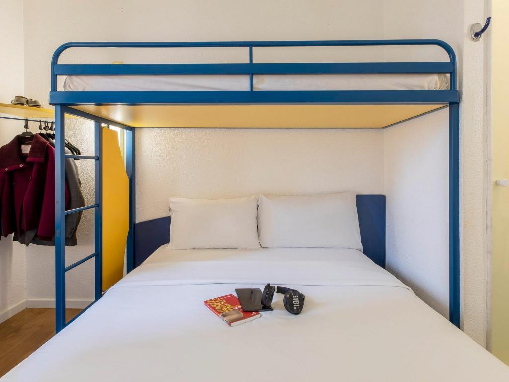 STANDARD, 1 DOUBLE AND 1 OVERLAPPING BED