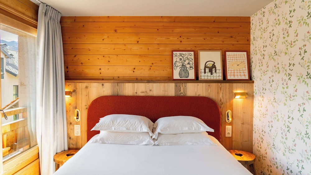 غرفة قياسية بسرير كوين