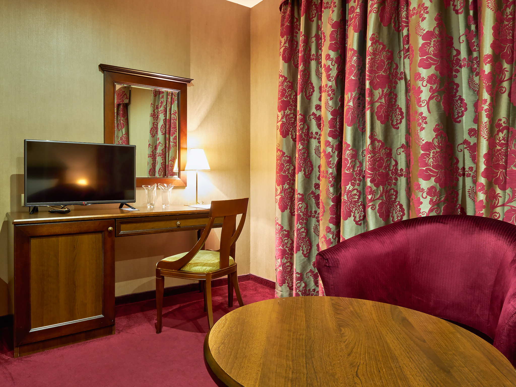 Yantra Grand Hotel 49/57