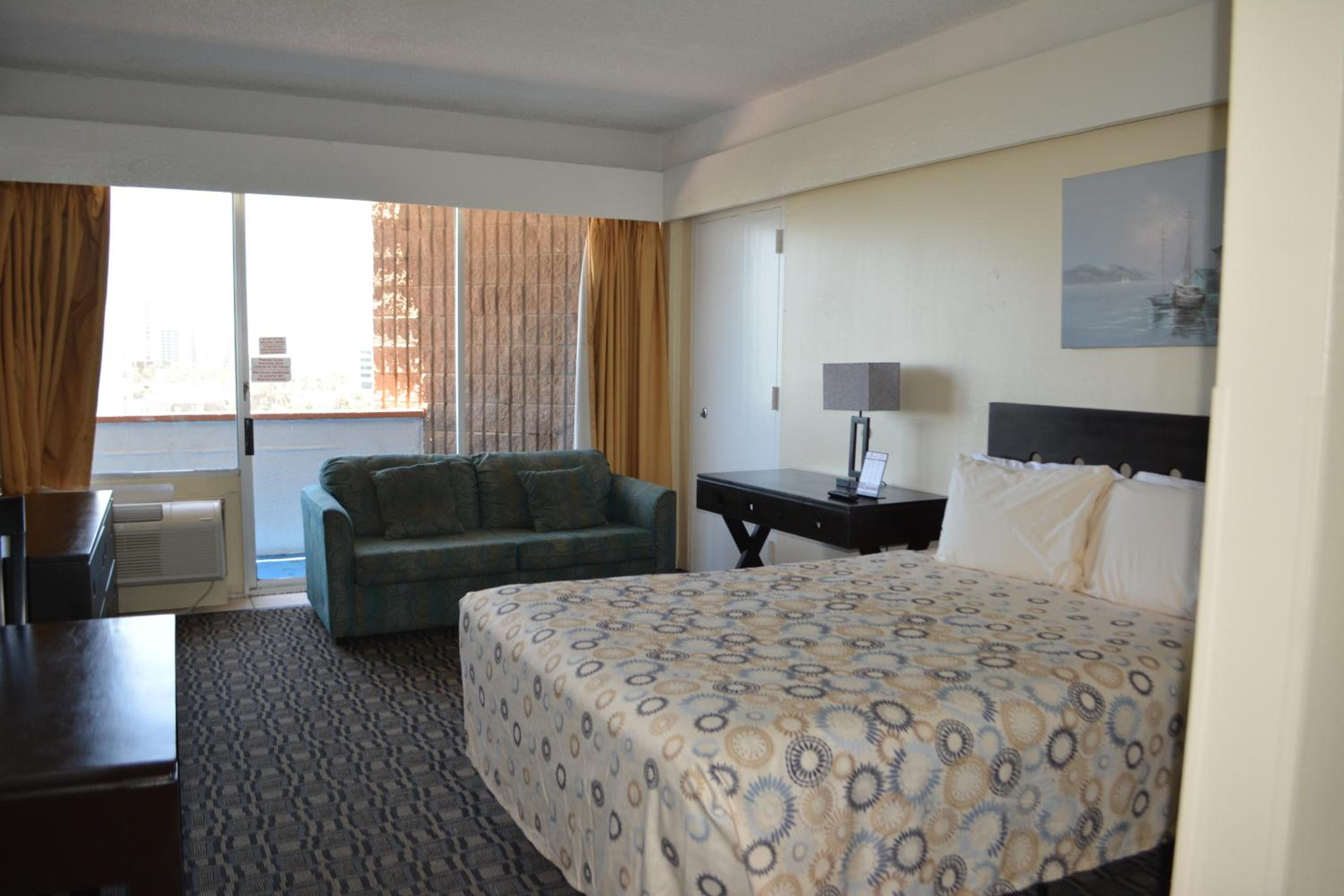 Standard, Queen Bed, Partial Ocean View, North Wing، Padre South Hotel On The Beach 3/8