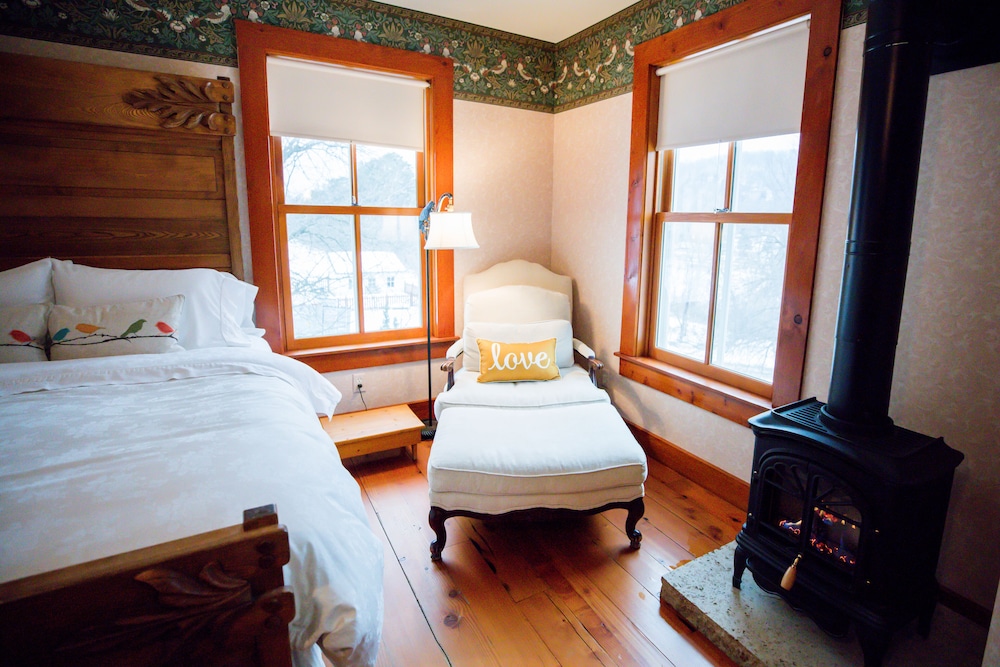 Round Barn Farm B & B Event Center 12/56