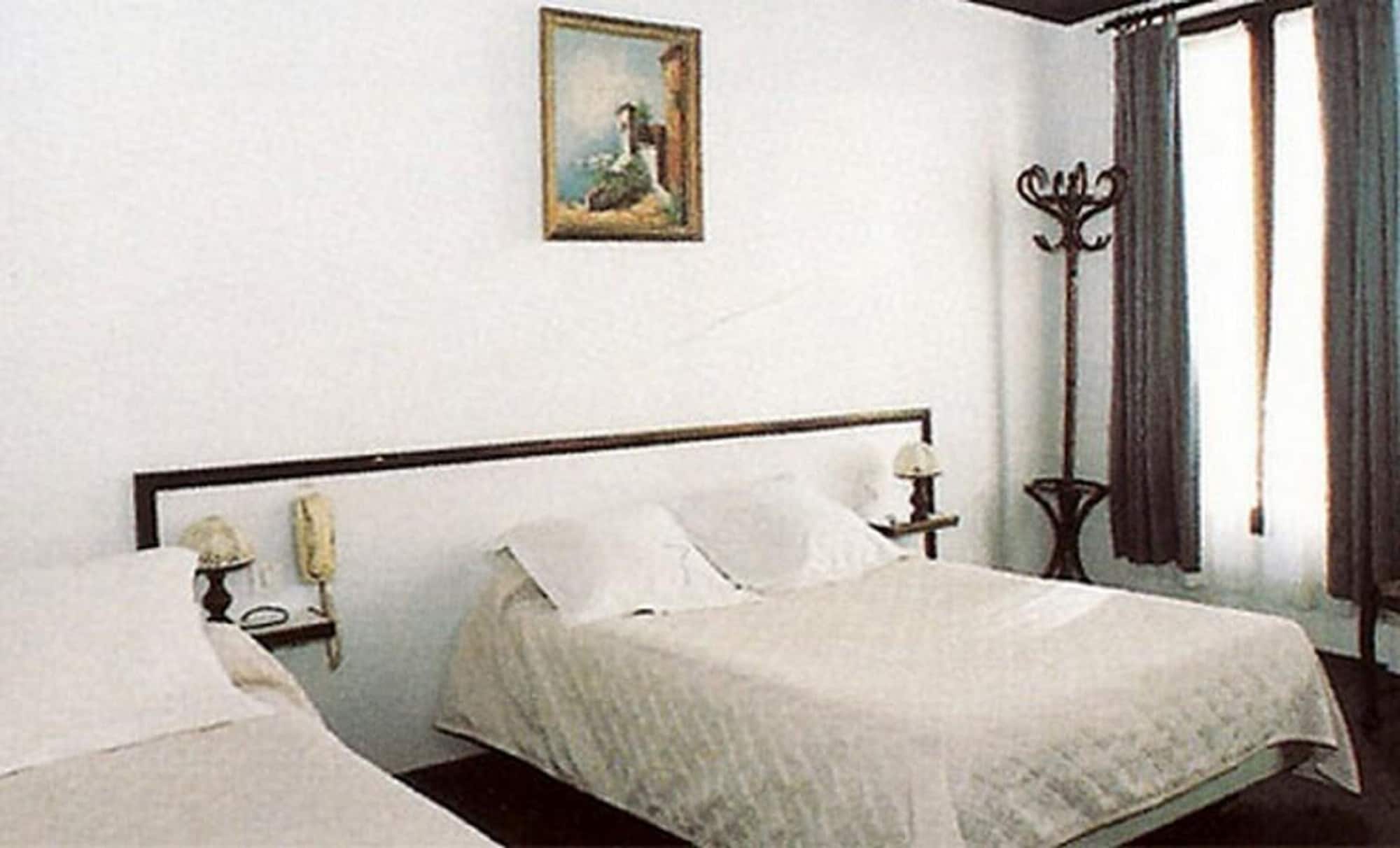 ROOM, DOUBLE BED