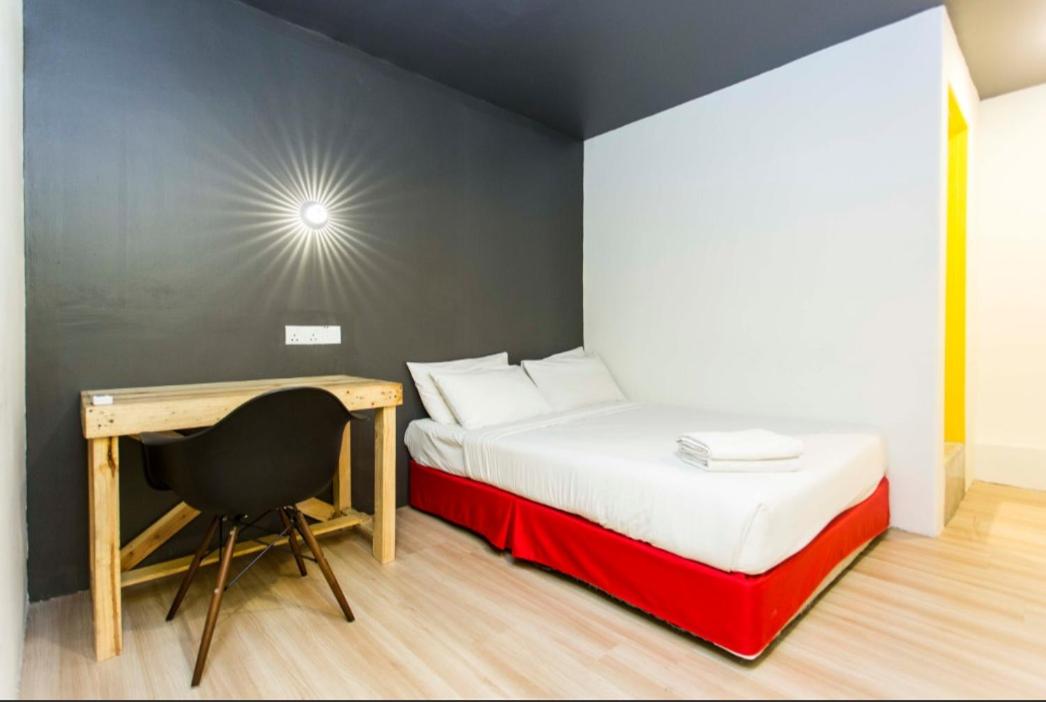 Standard, Queen Bed