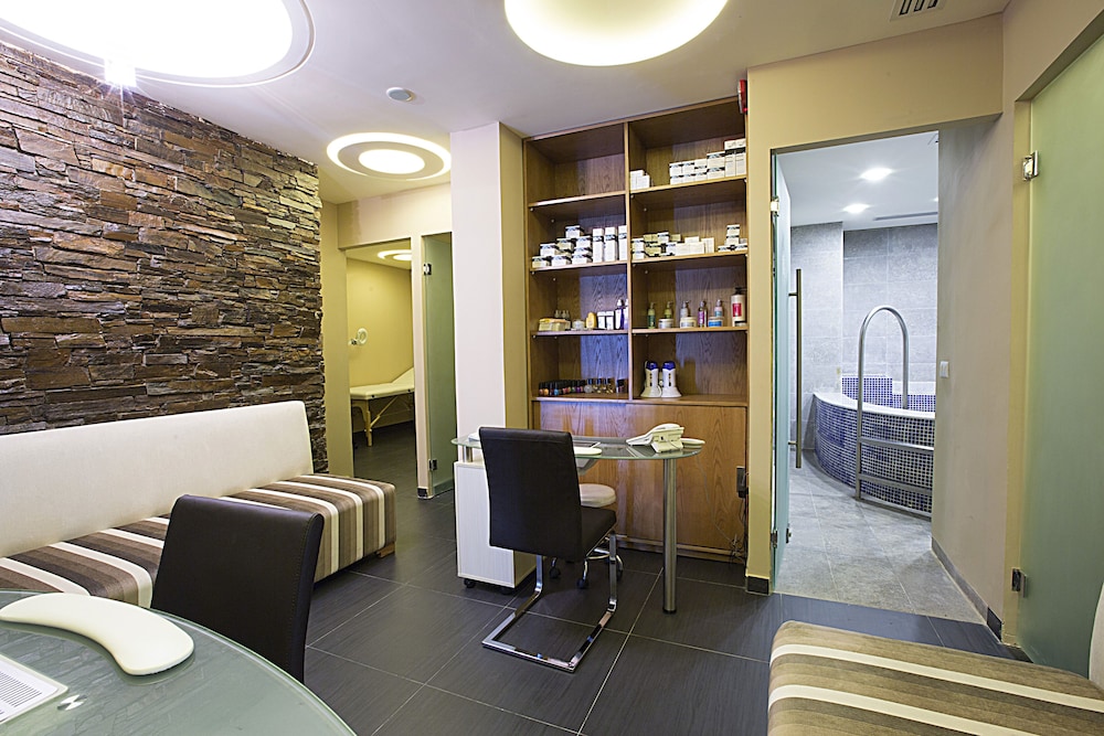 THE J HOTEL AND SPA 20/27