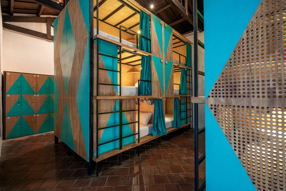 Adra Hostel 5/50