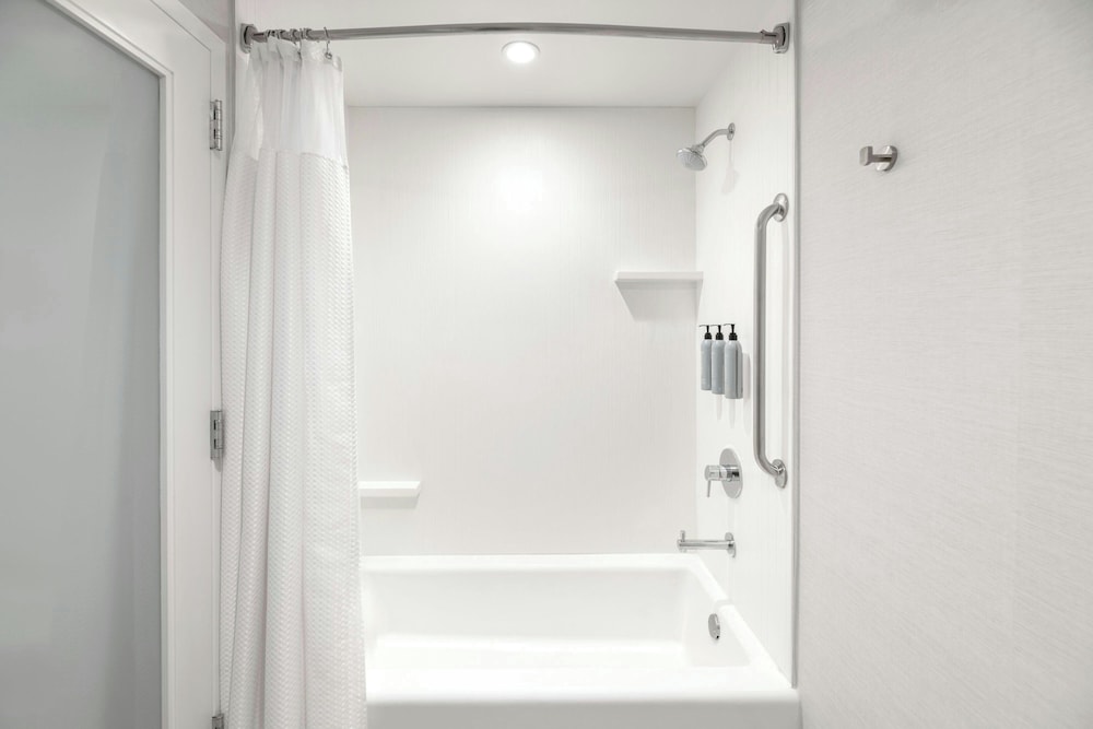 غرفة بسريرين كوين بشرفة مع أريكة، Courtyard By Marriott Palo Alto Los Altos 5/5