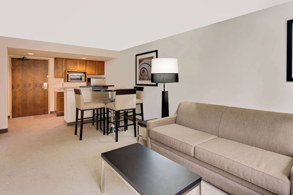 Ramada by Wyndham Marquette 43/59