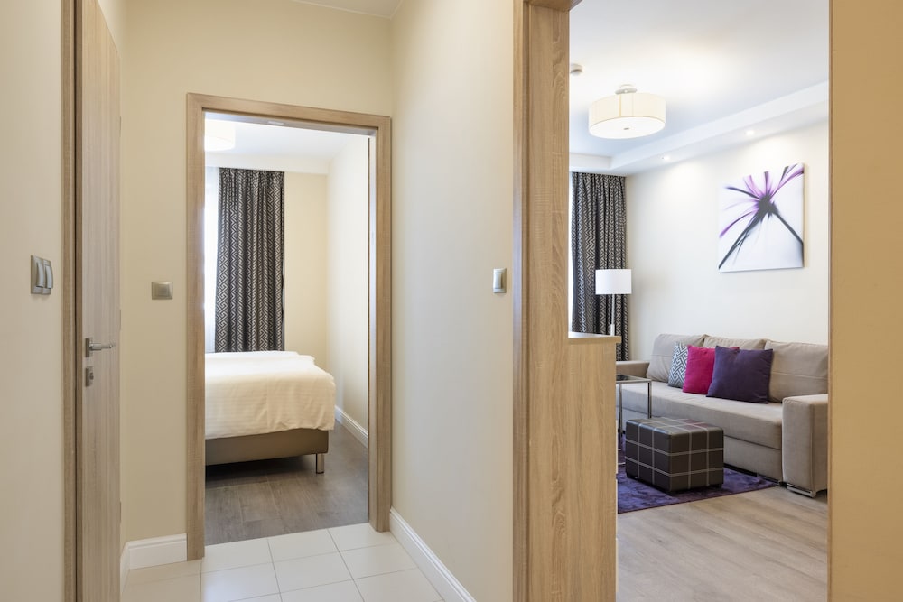 Silver Crown Hotel & Residence 50/50