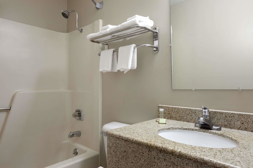 Super 8 By Wyndham Fremont Ne 15/33