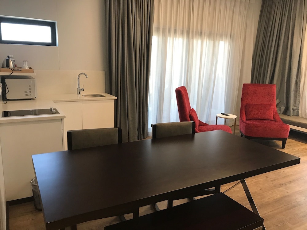 Room50two 48/62