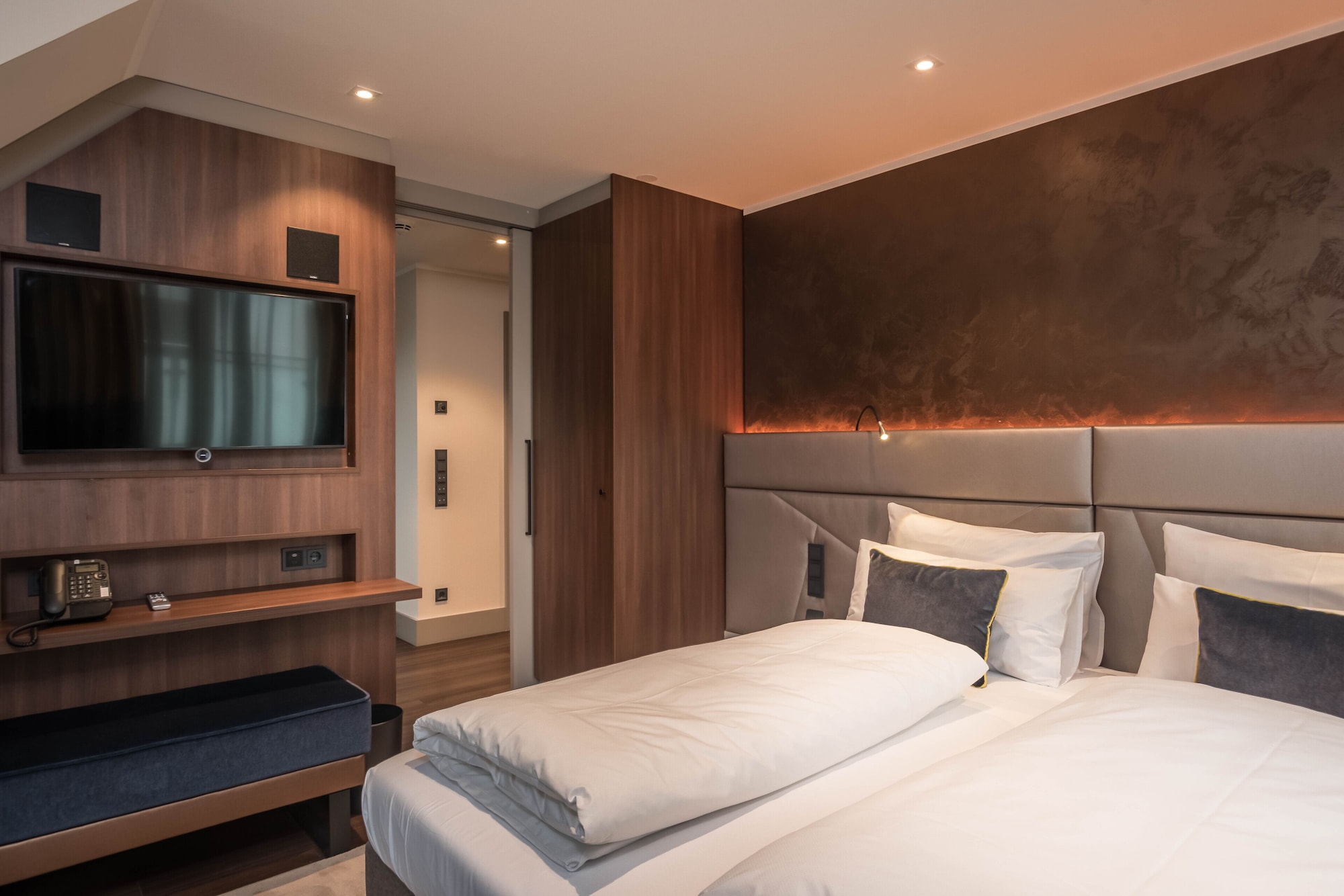 SUITE, KING BED