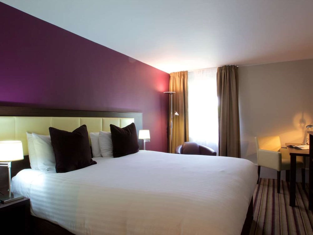 EXECUTIVE, KING BED