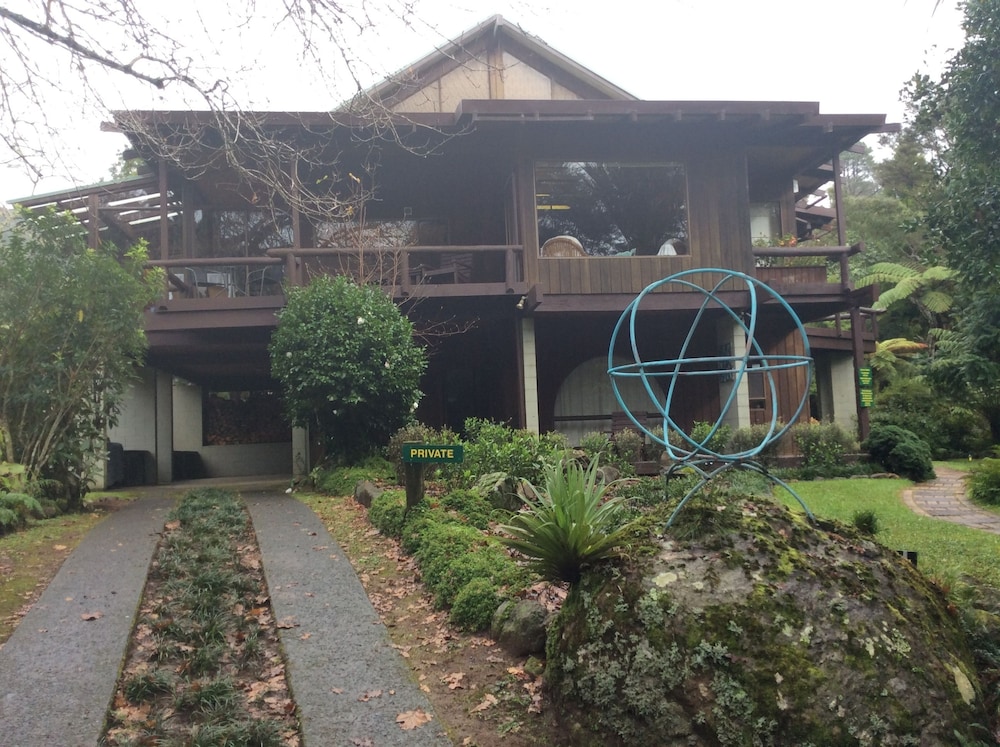 RAPAURA WATERGARDENS 1/36