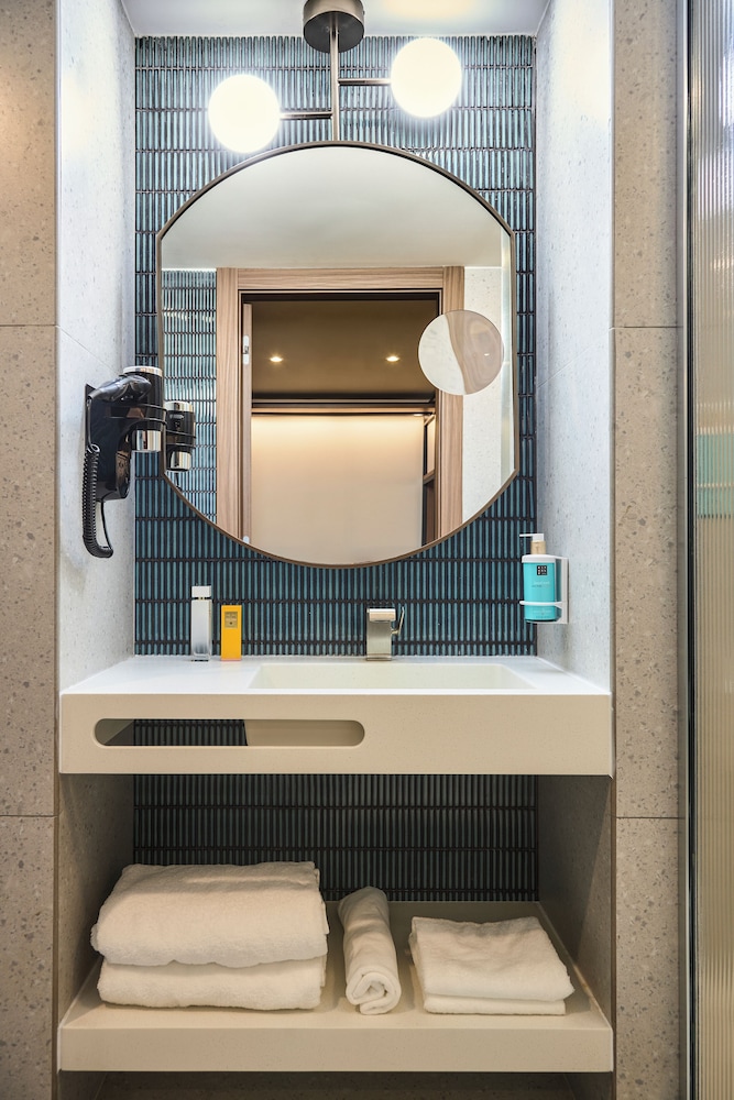 غرفة قياسية بسرير مزدوج مع أريكة، Novotel Malta Sliema 6/7