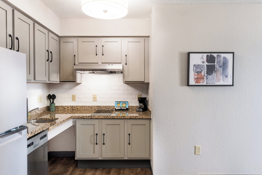 Candlewood Suites Eagan Arpt South - Mall Area, an IHG Hotel 11/68